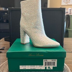 ⭐️ $25⭐️ Lauren Lorraine rhinestone boots size 6 NIB